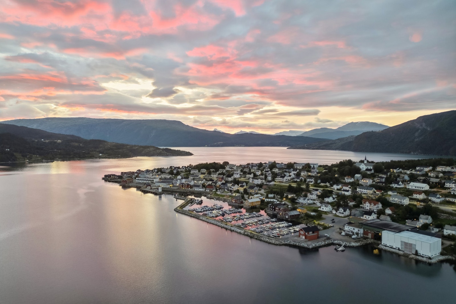 Oversikt over Hemnesberget og småbåthavna Galleribilde