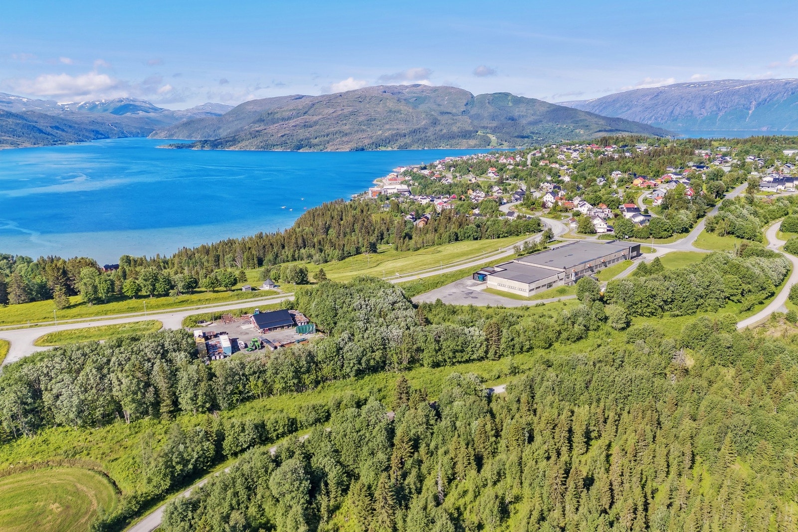 Utsikt over eiendom mot Hemnesberget og etablert boligfelt Galleribilde