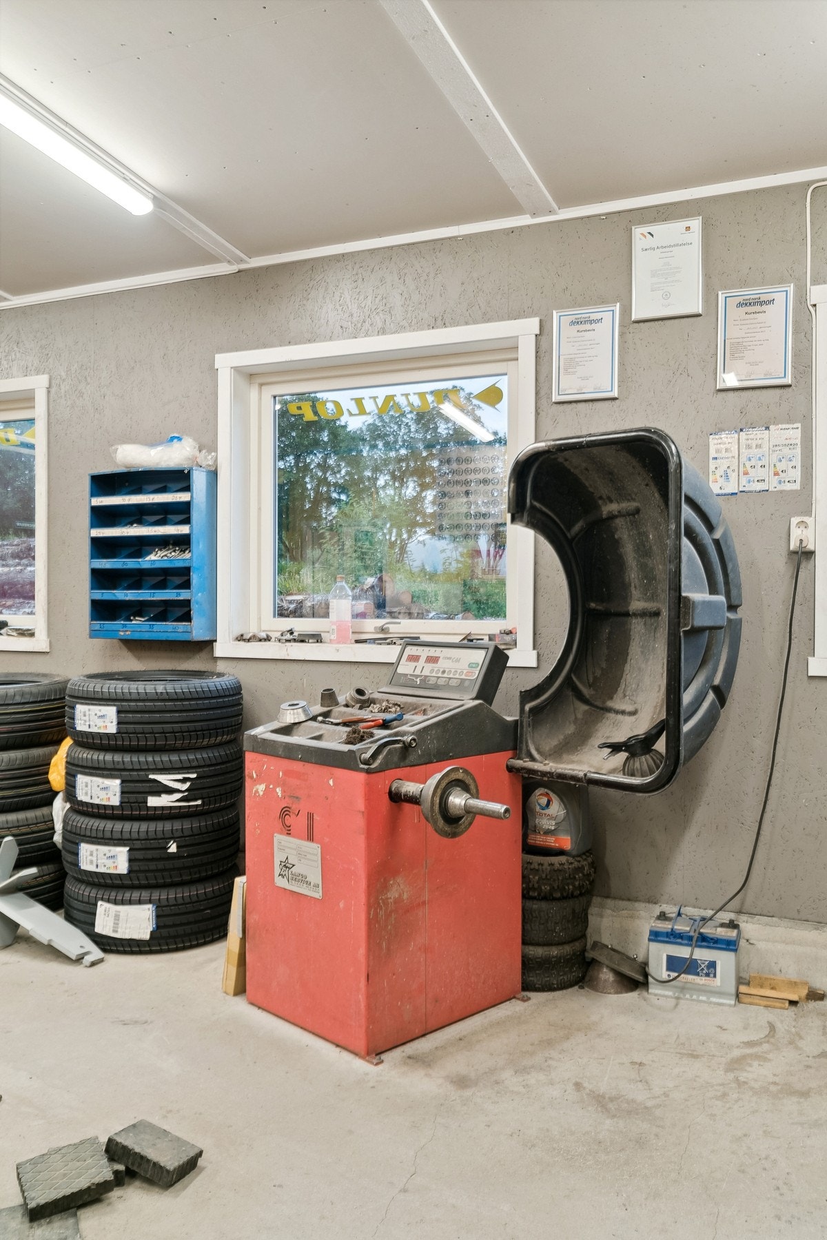 Garasje innvendig. Utstyr Galleribilde