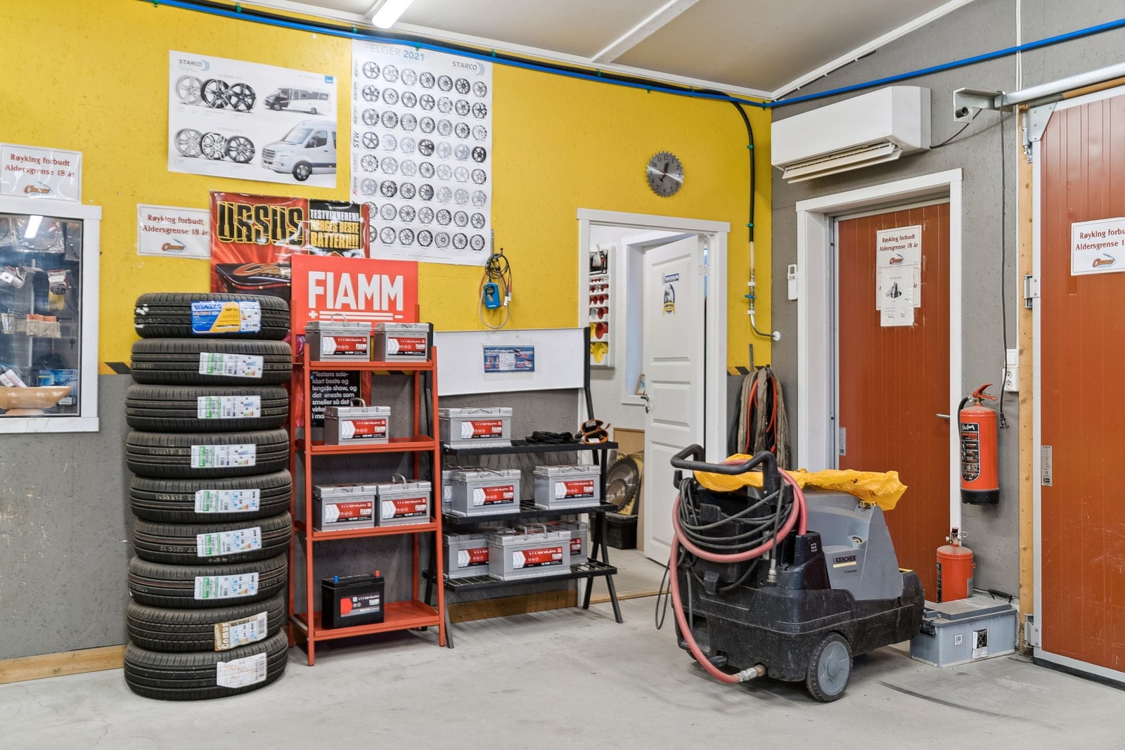 Garasje innvendig. Elektronisk varmepumpe over dør Galleribilde