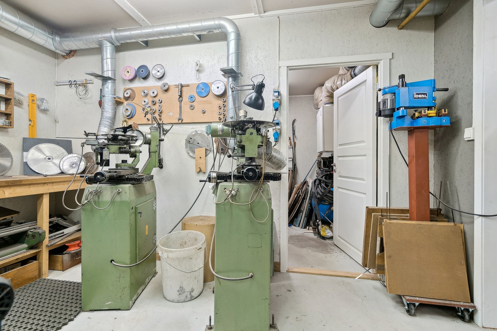 Spesialverktøy tilkoblet ventilasjon og inngang til teknisk rom Galleribilde