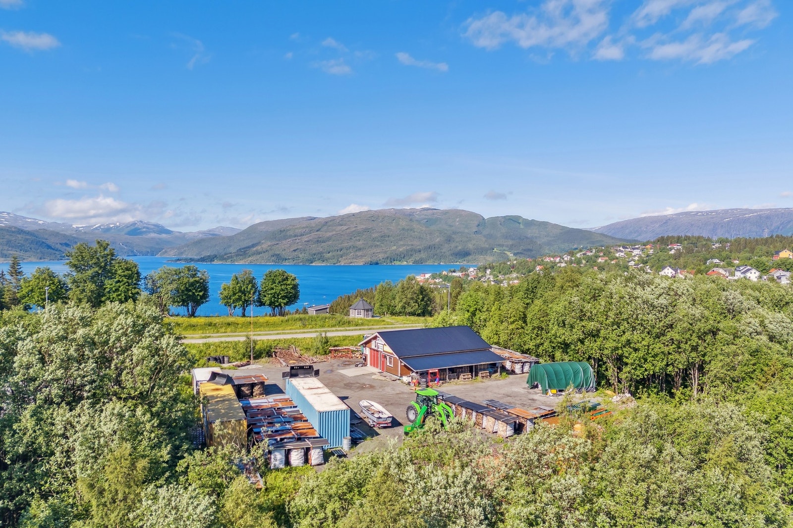 Oversikt av eiendommen mot Rv 808 Galleribilde