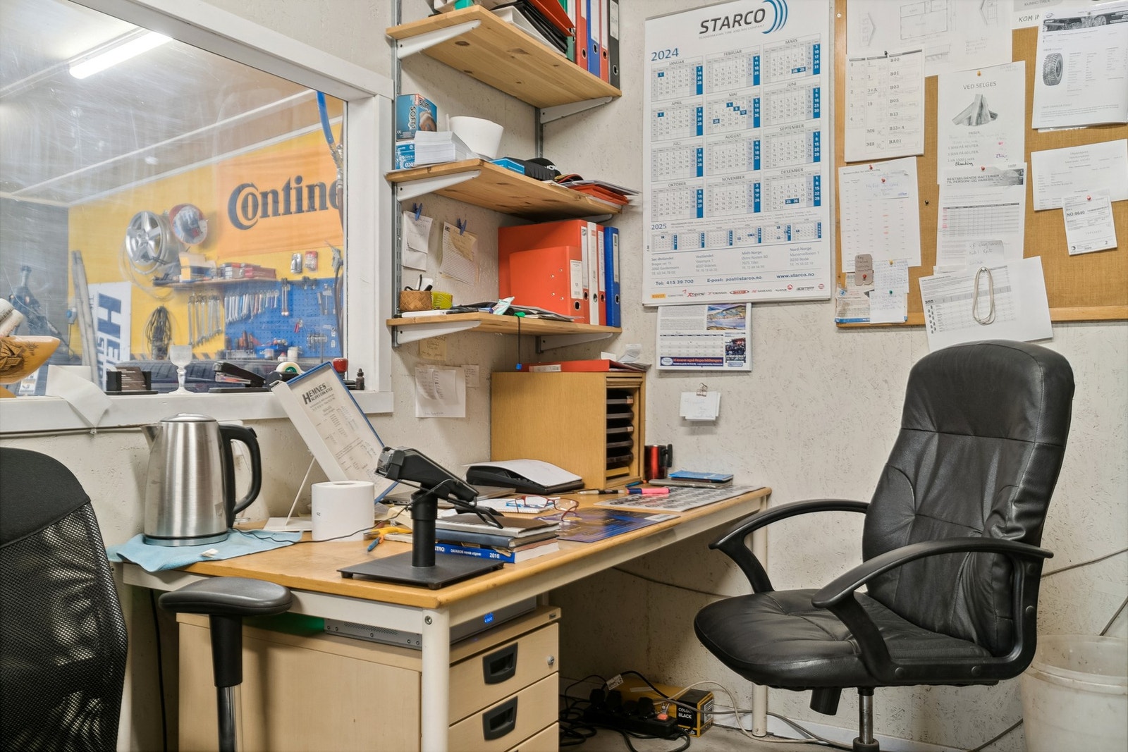 Kontor med eget vindu mot garasje Galleribilde