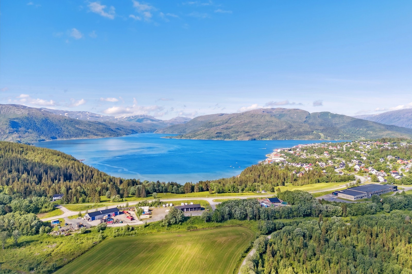 Utsikt over eiendom mot Hemnesberget Galleribilde