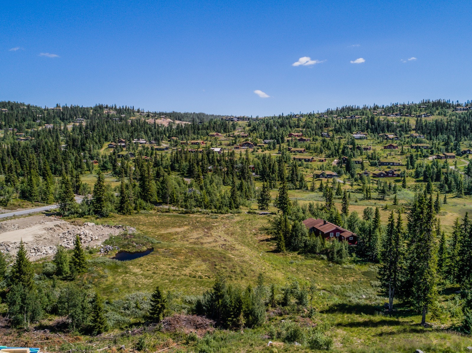 På Aurdalsåsen er det flere vakre fjellvann hvor en kan prøve fiskelykken, eller ta seg et bad på varme sommerdager. Fra tomta er det kort vei til Damtjern, og over hele åsen finner en fine stier opp til fjelltopper med nydelig utsikt. Galleribilde