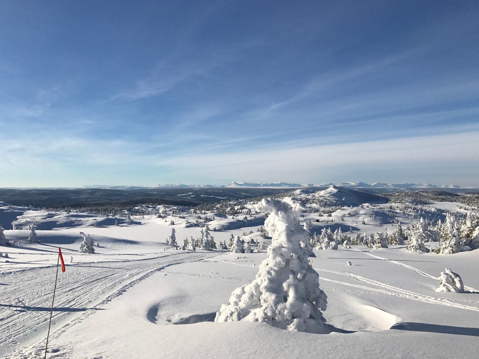 Det er få steder en kommer så raskt opp i høyden og kan nyte videre utsikt til fjell i Valdres, Hallingdal og Jotunheimen. Galleribilde