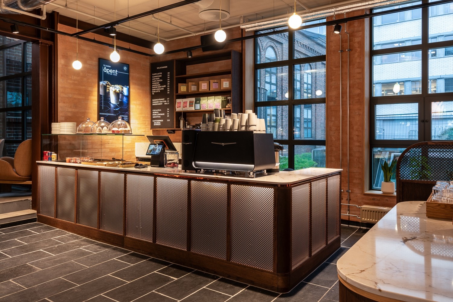 Splitter ny og elegant personalrestaurant og kaffebar i 1. etasje Galleribilde