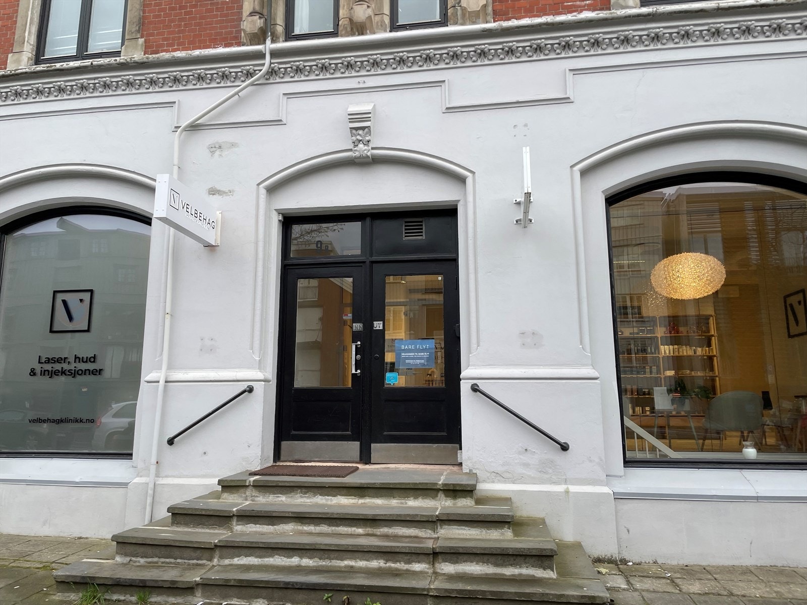 Inngangsparti. Seksjonen er renovert og fullt utleid. Galleribilde