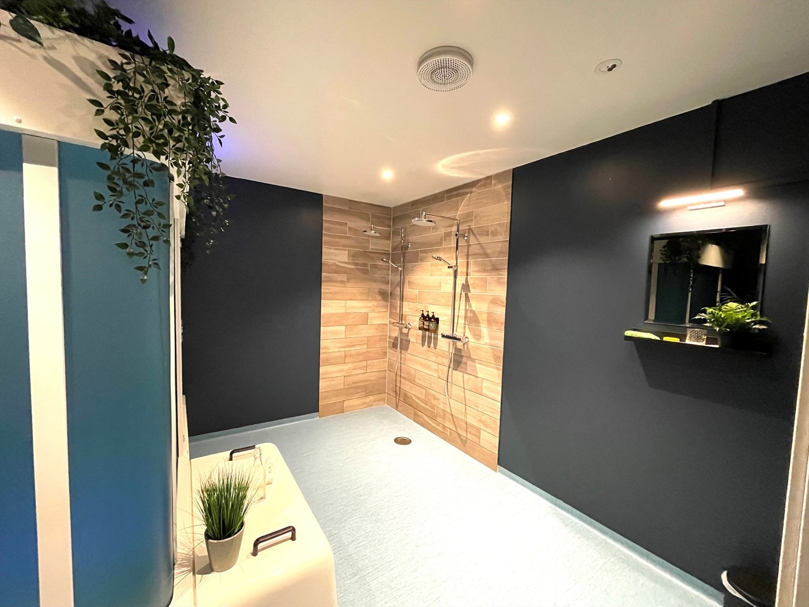 Bare Flyt bad med dusj og omkledning. Galleribilde