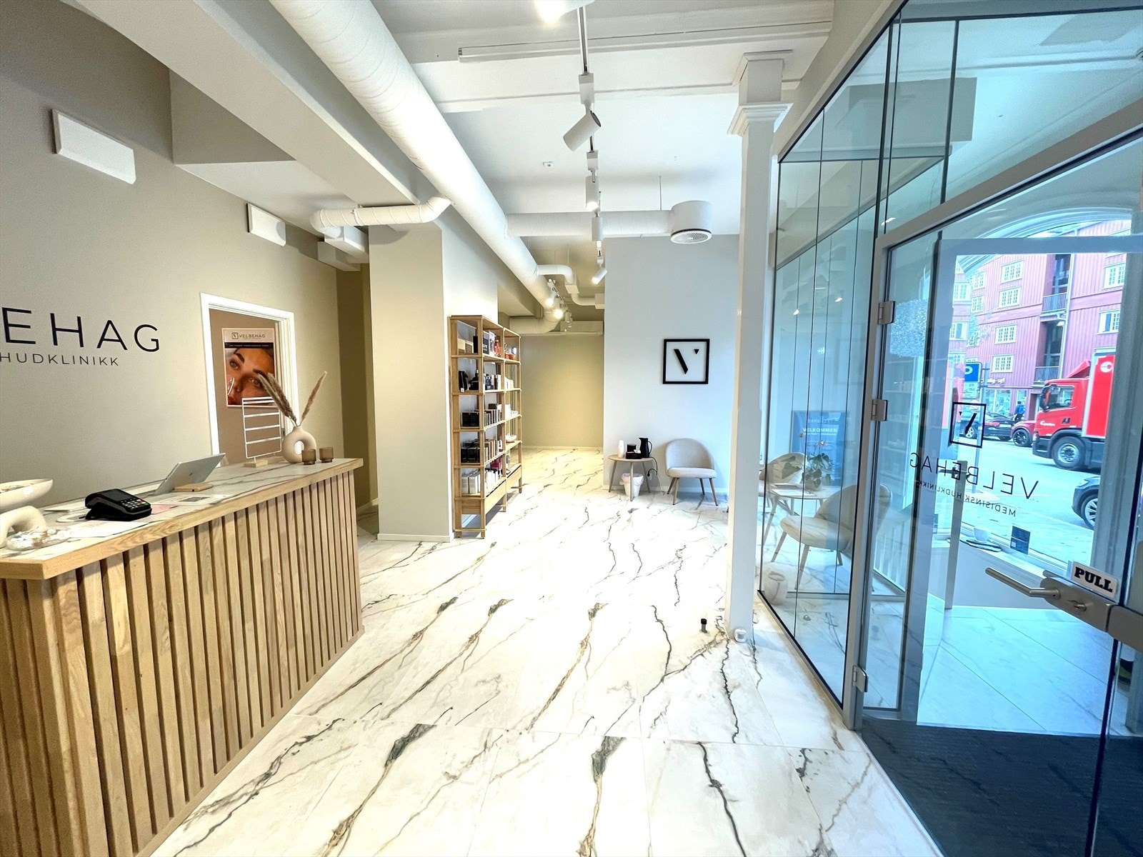 1. etasje Inngangsparti og resepsjopn. Galleribilde