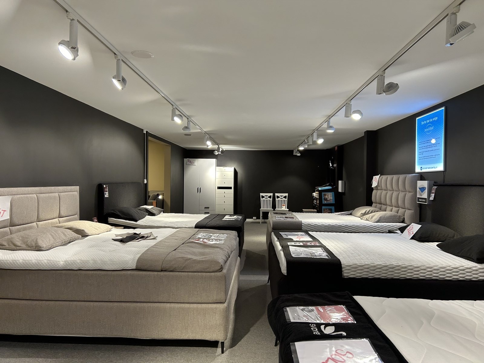 Moderne forretnings-/ salgslokaler på bakkeplan og stort utstillingslokale i byggets 2. etasje. Galleribilde