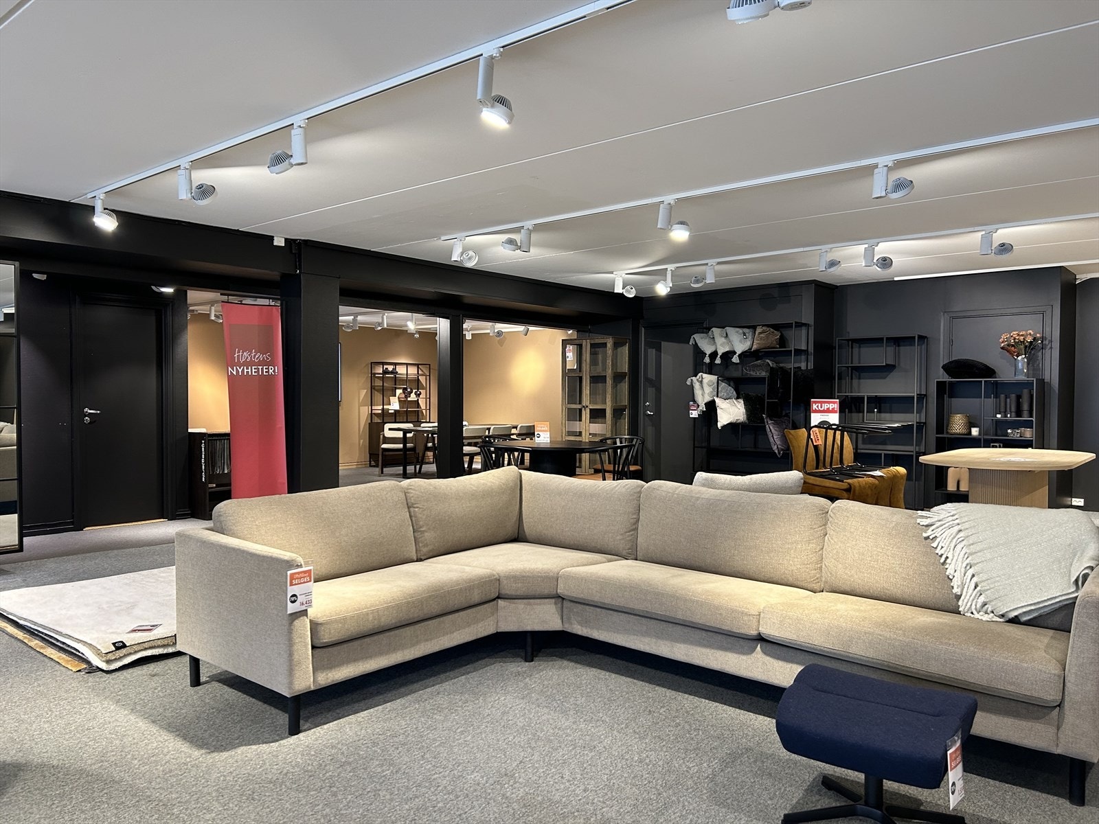 Moderne forretnings-/ salgslokaler i 1. etasje og stort utstillingslokale i 2. etasje vis-a-vis Drøbak City Galleribilde