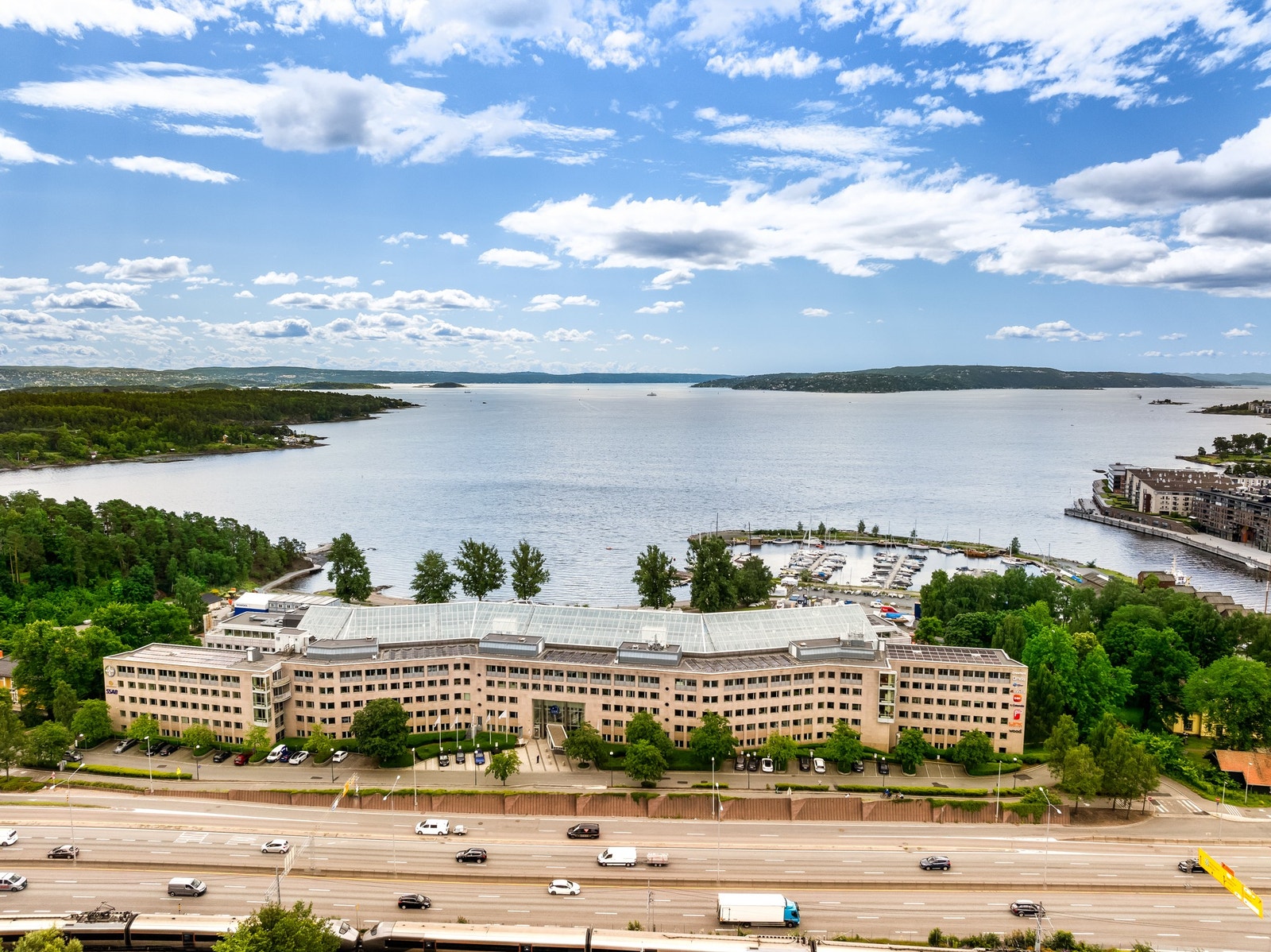 Nydelig beliggenhet på Lysaker, enkel adkomst og de beste fasiliteter Galleribilde