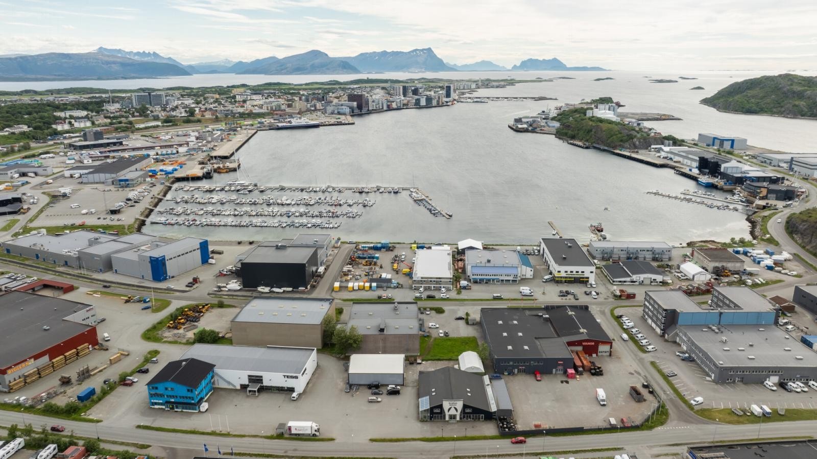 Utsikt over byen, havna og Burøya. Galleribilde