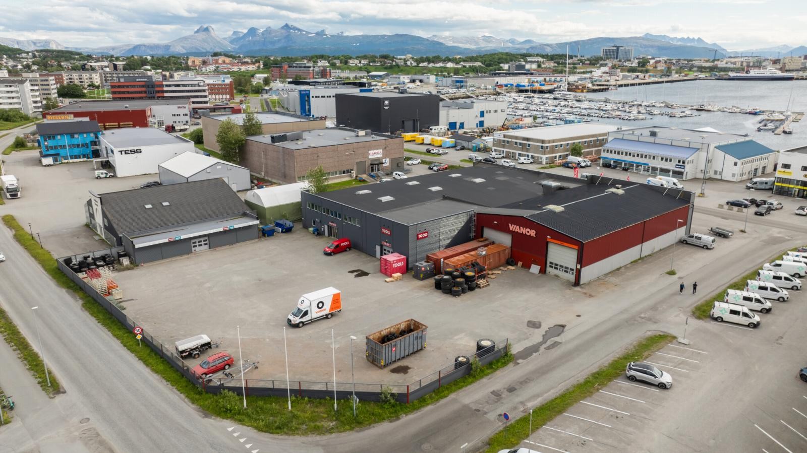 Stort areal på baksiden av D 15. Galleribilde
