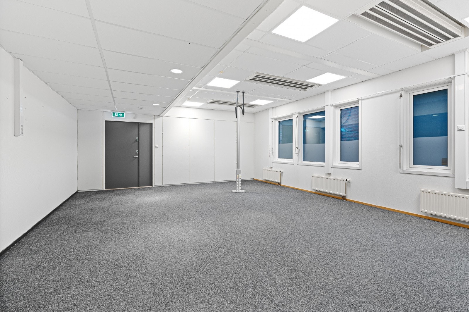 Det er godt med dagslys i lokalet siden hele den ene siden er dekket med vinduer Galleribilde