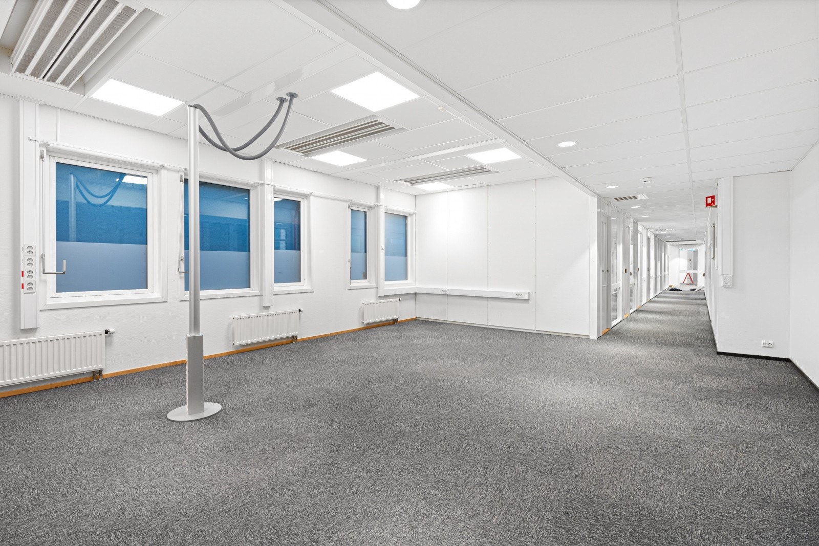 Tiltalende lokaler med åpent landskap i tillegg til celle-kontorer Galleribilde