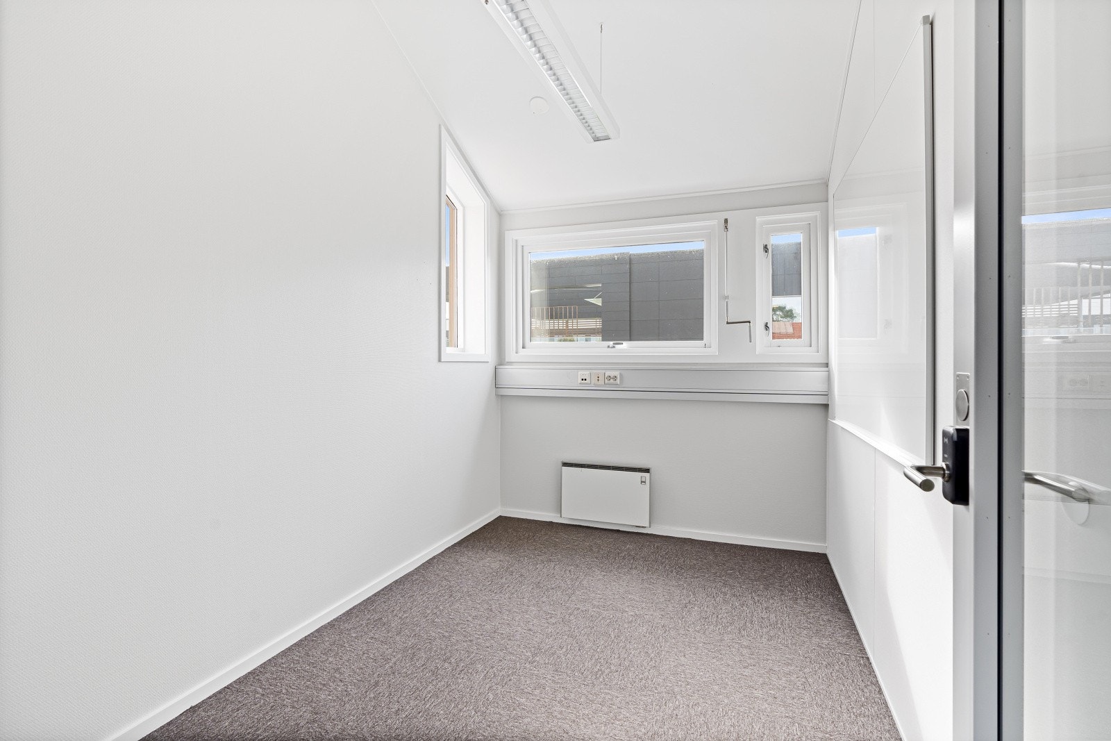 Lyse, trivelige kontorer som leies enkeltvis. Det er satt inn hev/senkpult og kontorstol Galleribilde