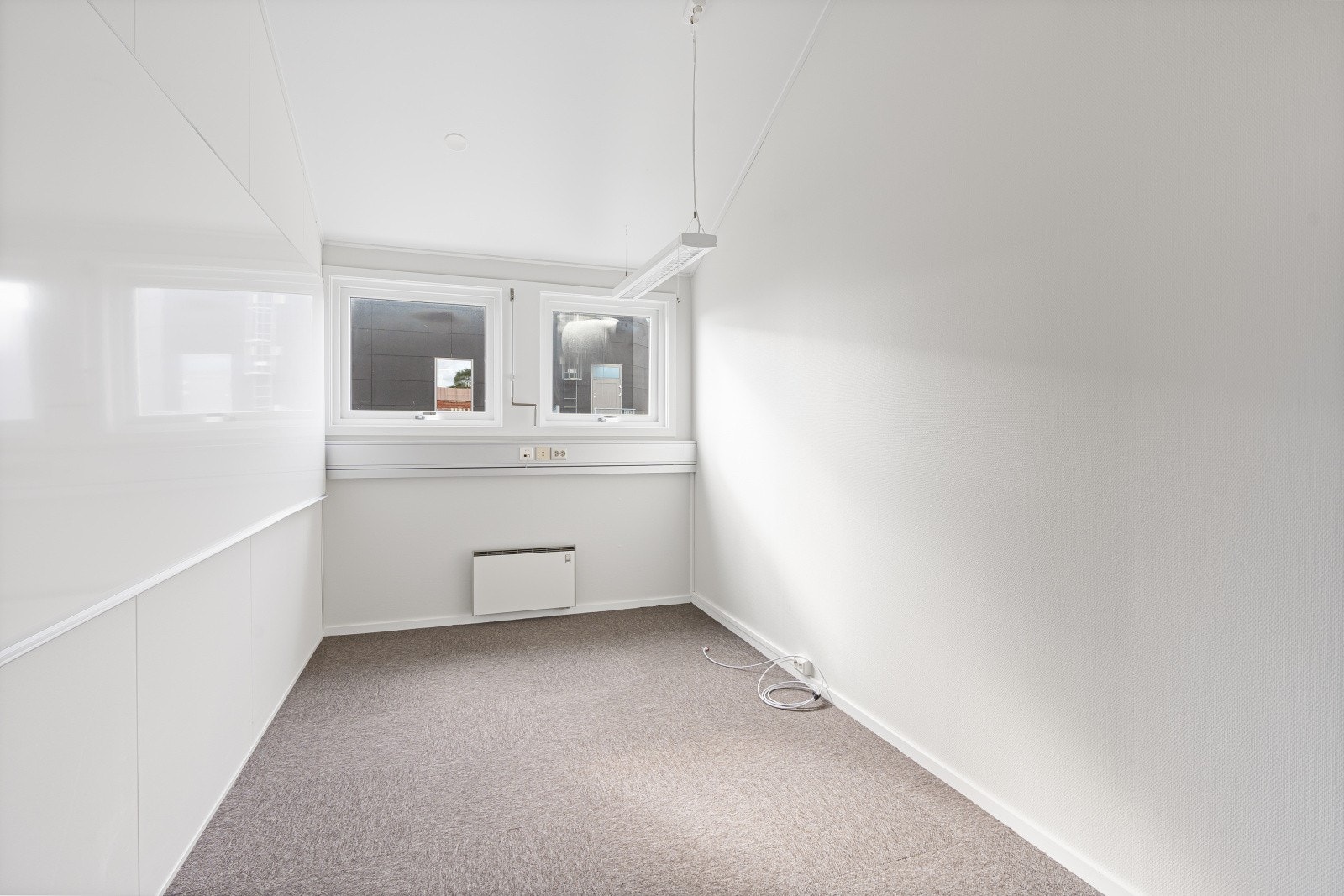 Et av kontorene. Det er nå satt inn hev/senkpult og kontorstol Galleribilde