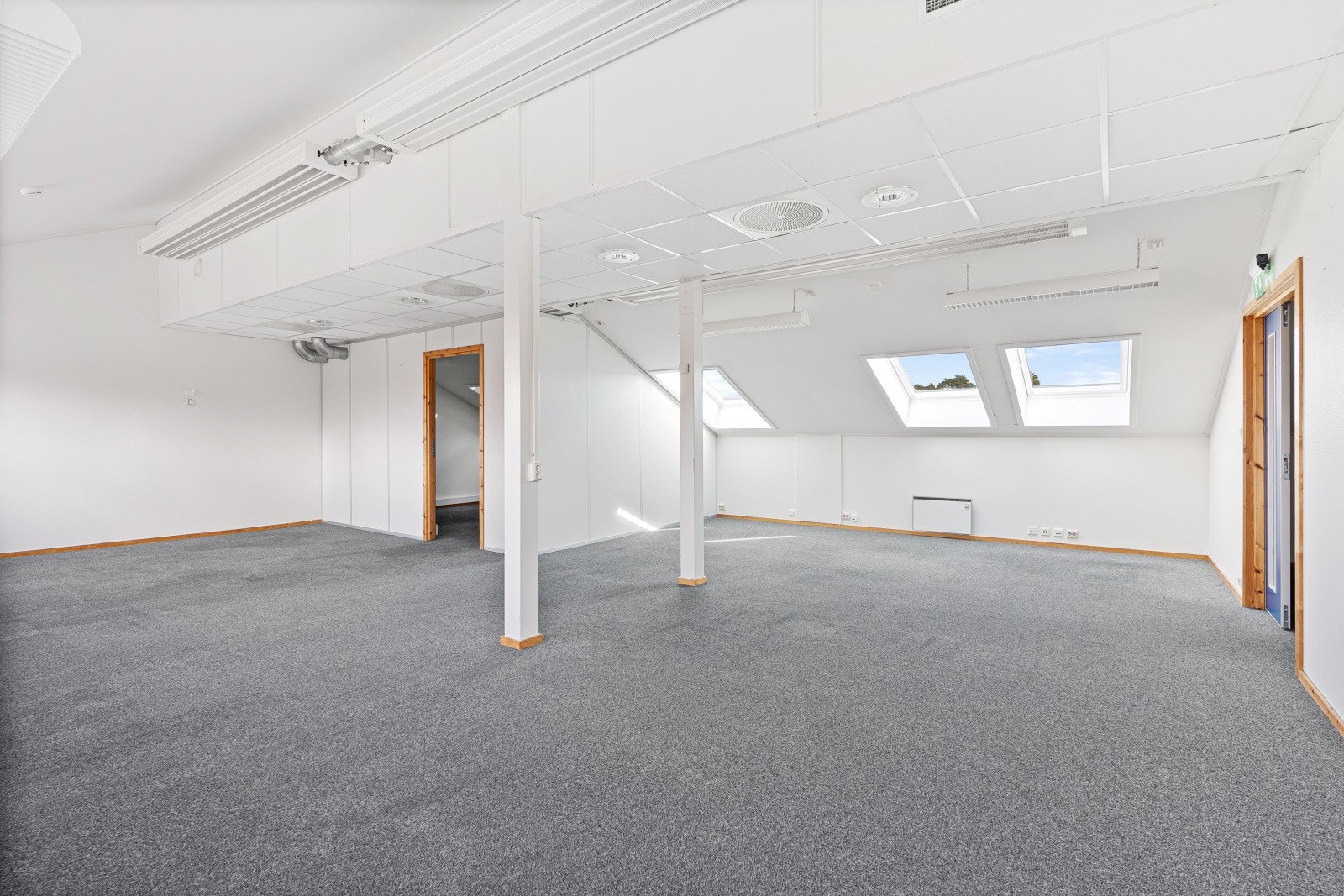 Vinduer på begge sider av lokalet Galleribilde