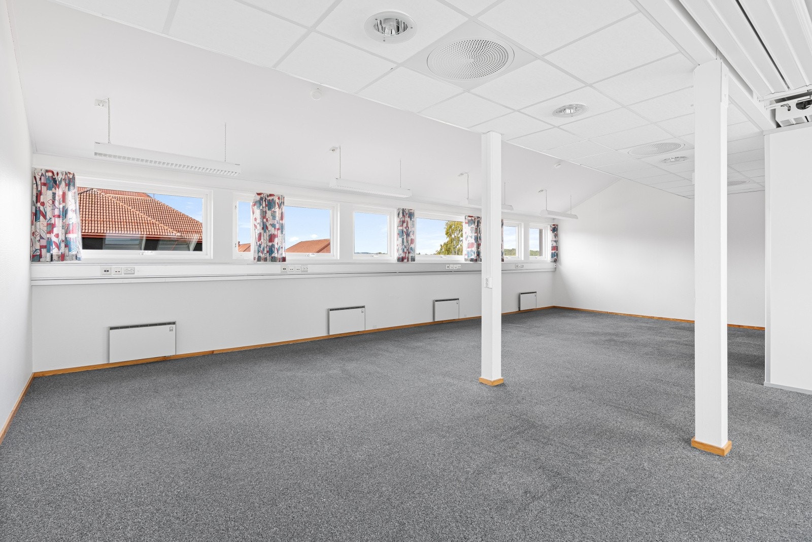 Åpen kontorløsning med plass til flere arbeidsplasser. Galleribilde