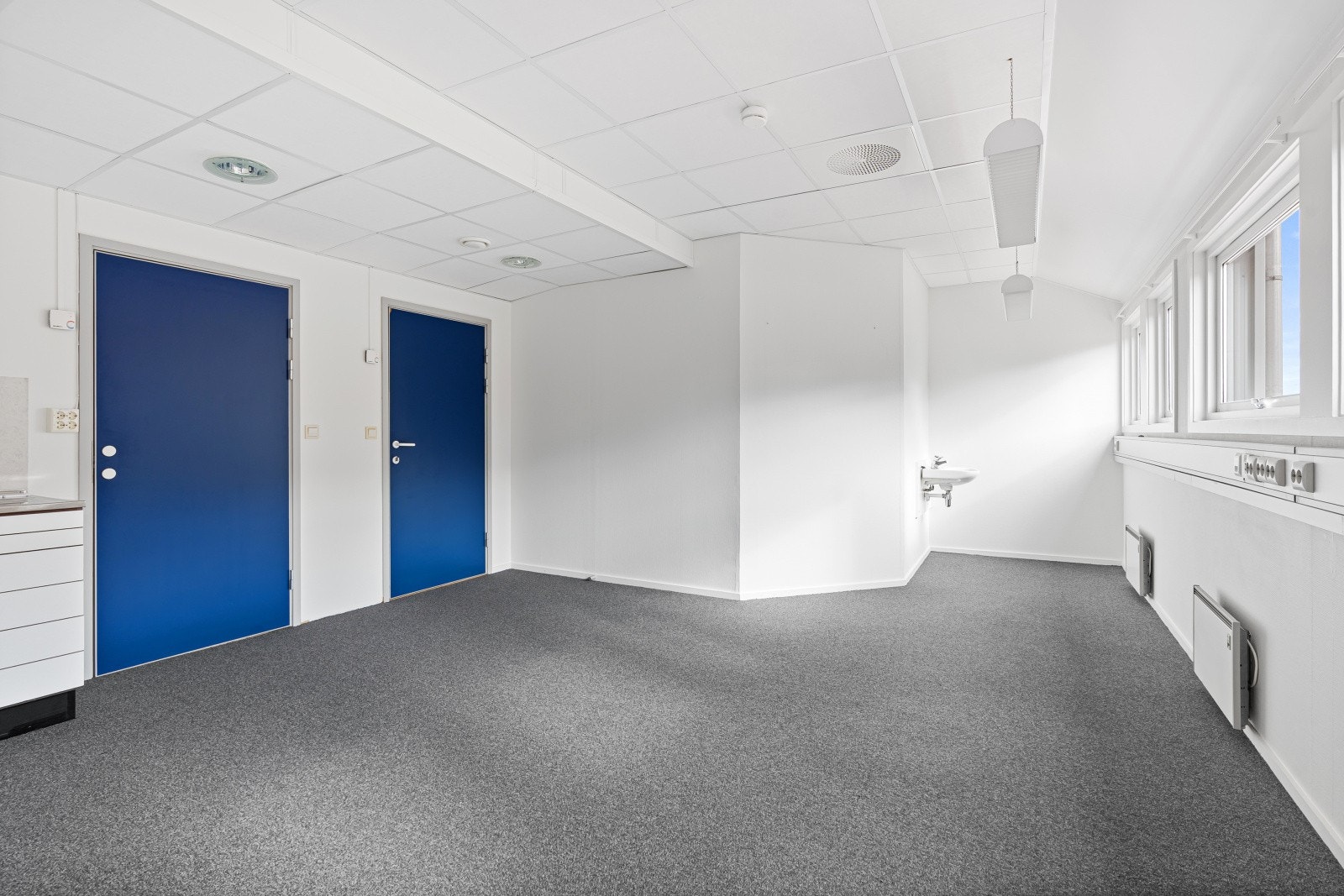 God plass til to arbeidsplasser og godt med dagslys fra flere vinduer Galleribilde