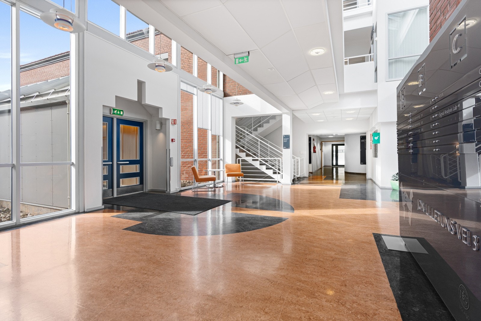 Hovedinngang til kontorbygget Galleribilde