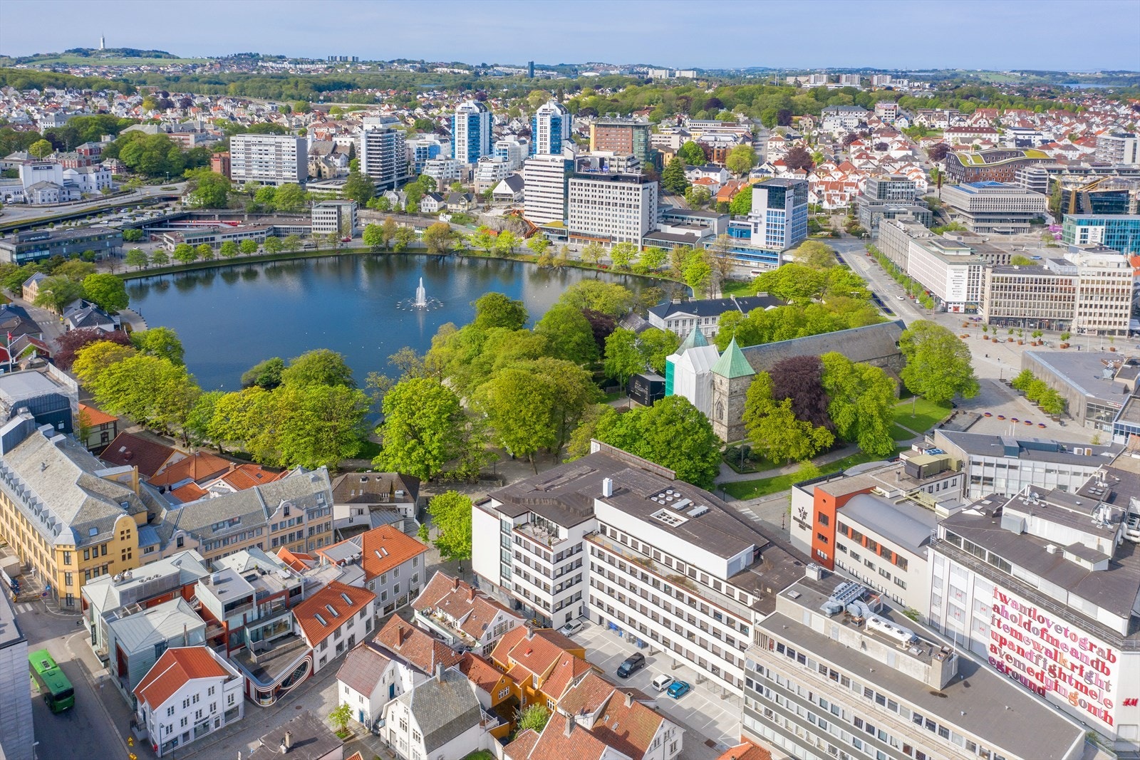 Oversiktsbilde mot Breiavatnet og jernbanestasjonen Galleribilde