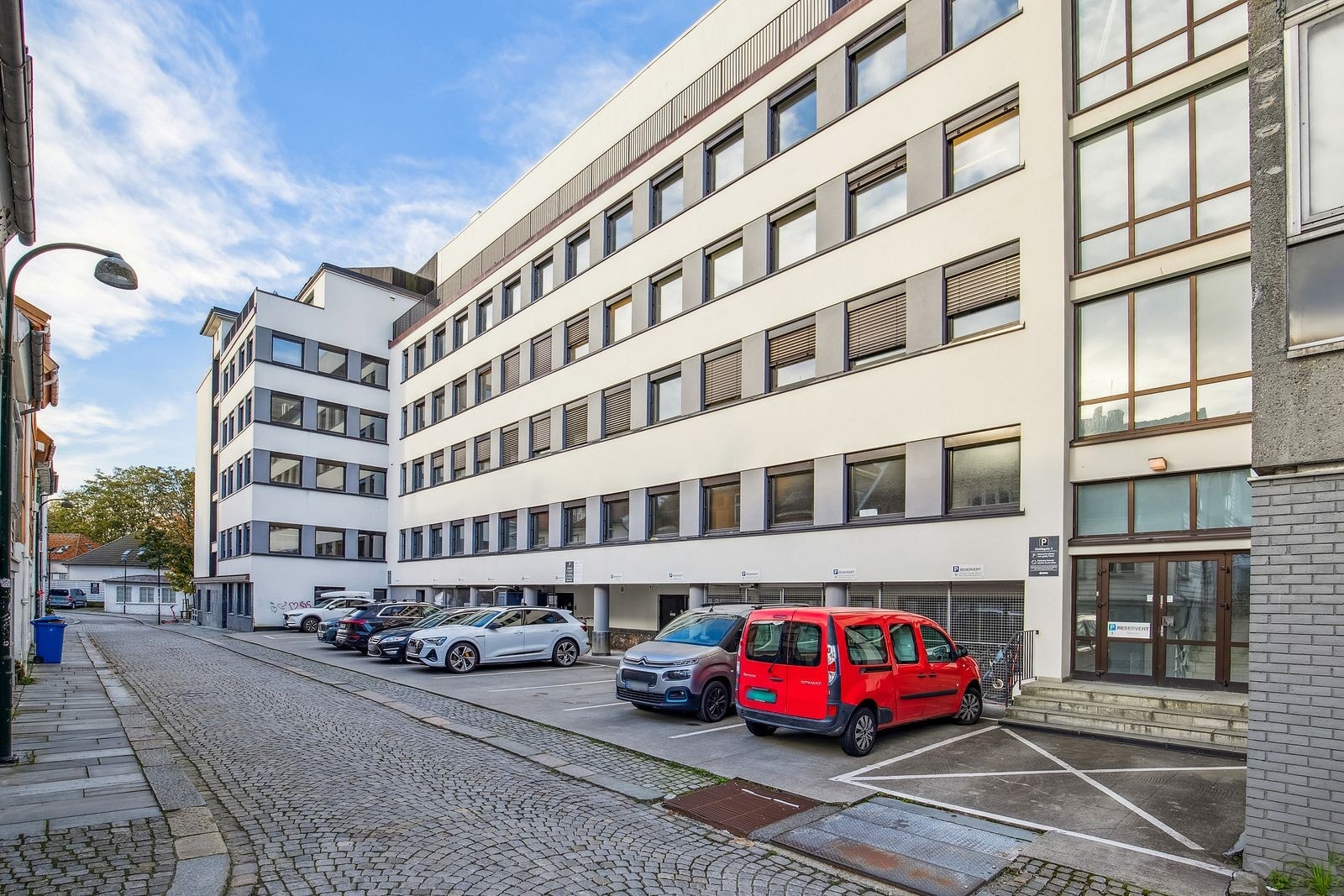 Bakside med parkering Galleribilde