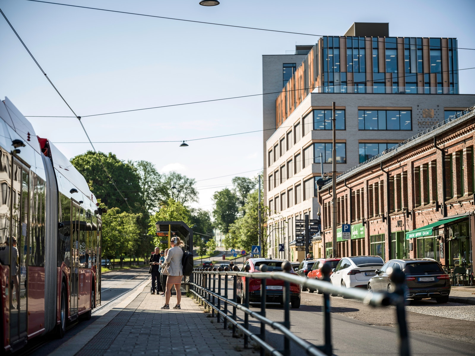 Eiendommen ligger midt i et Oslos største kollektivknutepunkt – buss og trikk stopper rett utenfor inngangsdøren på holdeplass,
Thune. Galleribilde