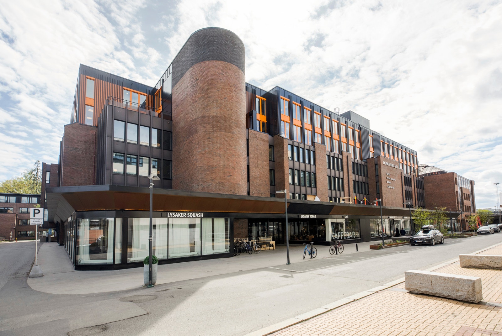 Lysaker Torg - med sin oppgraderte fasade og nye etasjer. Galleribilde