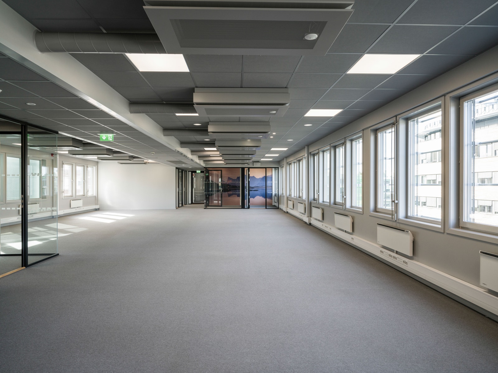 Lokalet har kapasitet til 32-40 arbeidsplasser fordelt på åpent landskap og cellekontorer Galleribilde