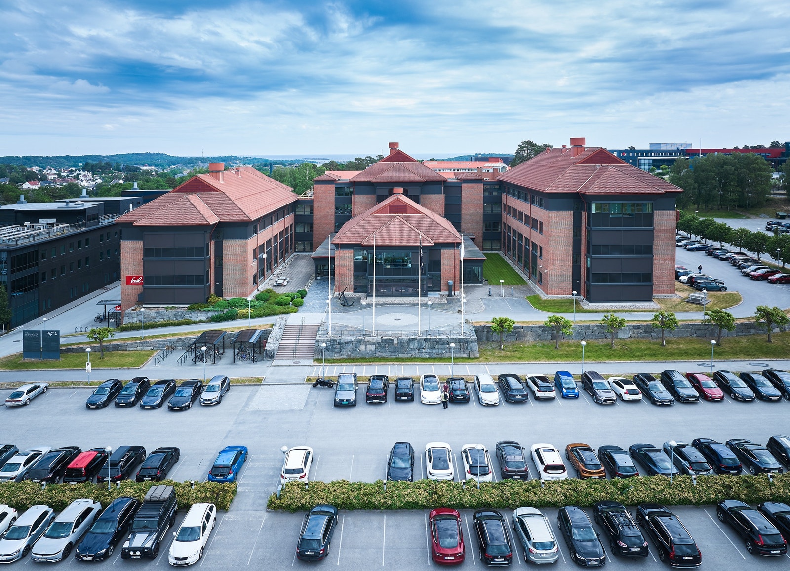 Lokalet ligger i 1 etasje på baksiden av bygget. Egen inngangsdør i tillegg til adkomst via hovedbygg med heis/Trapp. Biloppstillingsplass på utsiden. Galleribilde