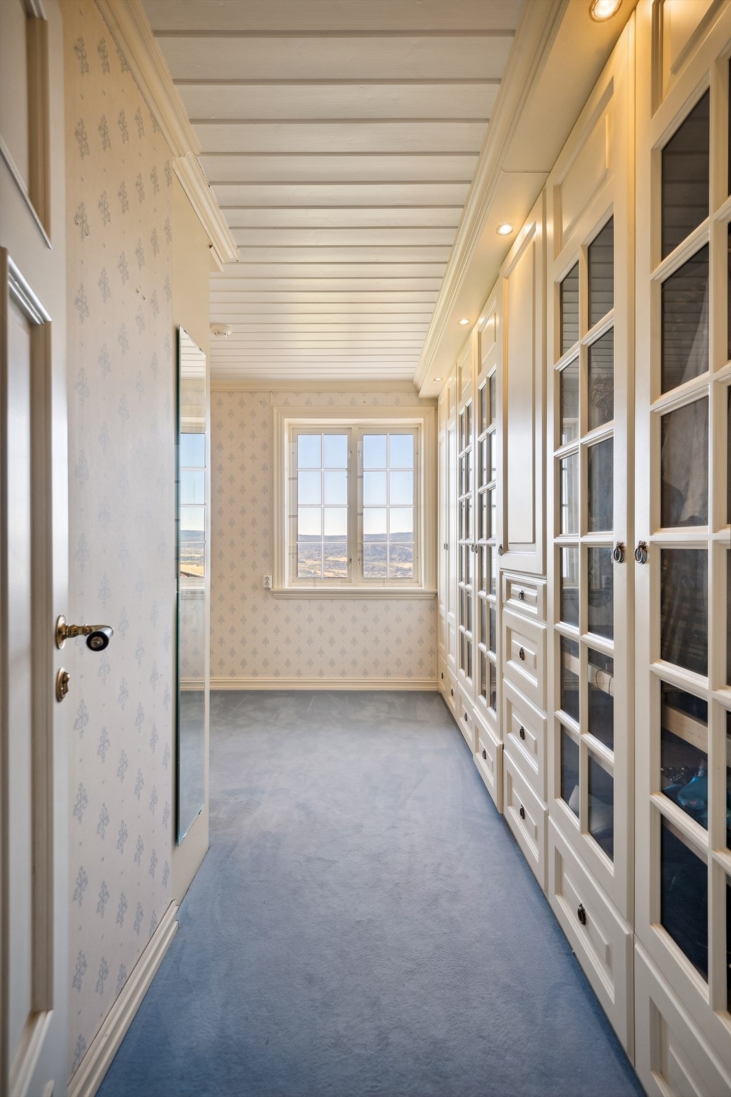 Stor garderobe med plassbygd innredning Galleribilde