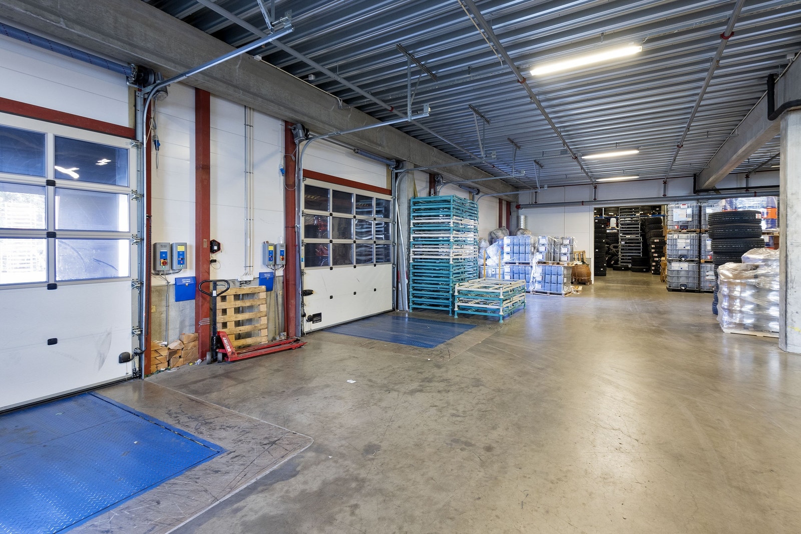 Varemottak med lastebrygge Galleribilde