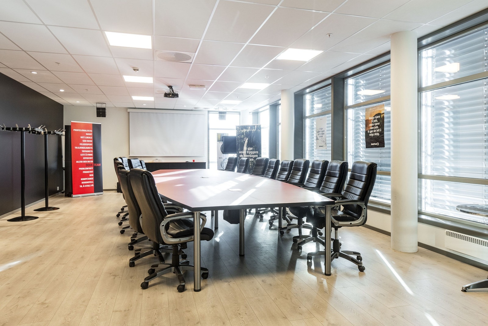 Stort og lyst møterom Galleribilde
