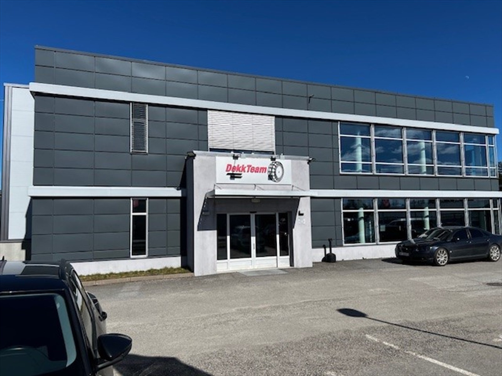 Representativt inngangsparti med kundemottak, kontor og sosiale rom Galleribilde