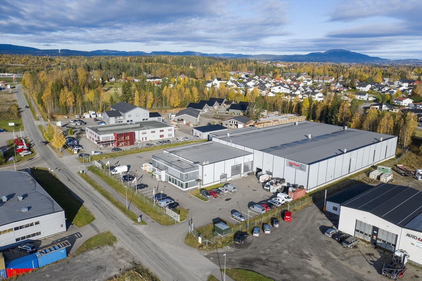 Asfalterte utearealer for adkomst, manøvrering, parkering og lagring. Galleribilde