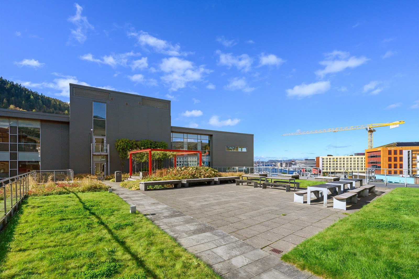 Tilgang til deilig, felles takterrasse med utsikt utover Puddefjorden som kan benyttes av byggets leietakere.