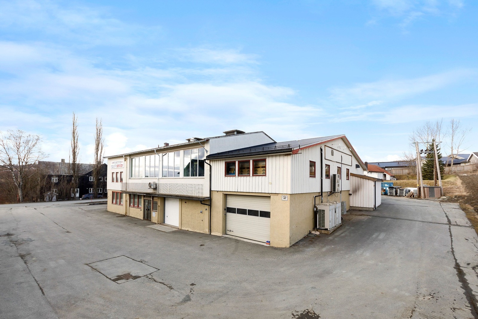 Stor asfaltert tomt på ca. 2,3 mål Galleribilde