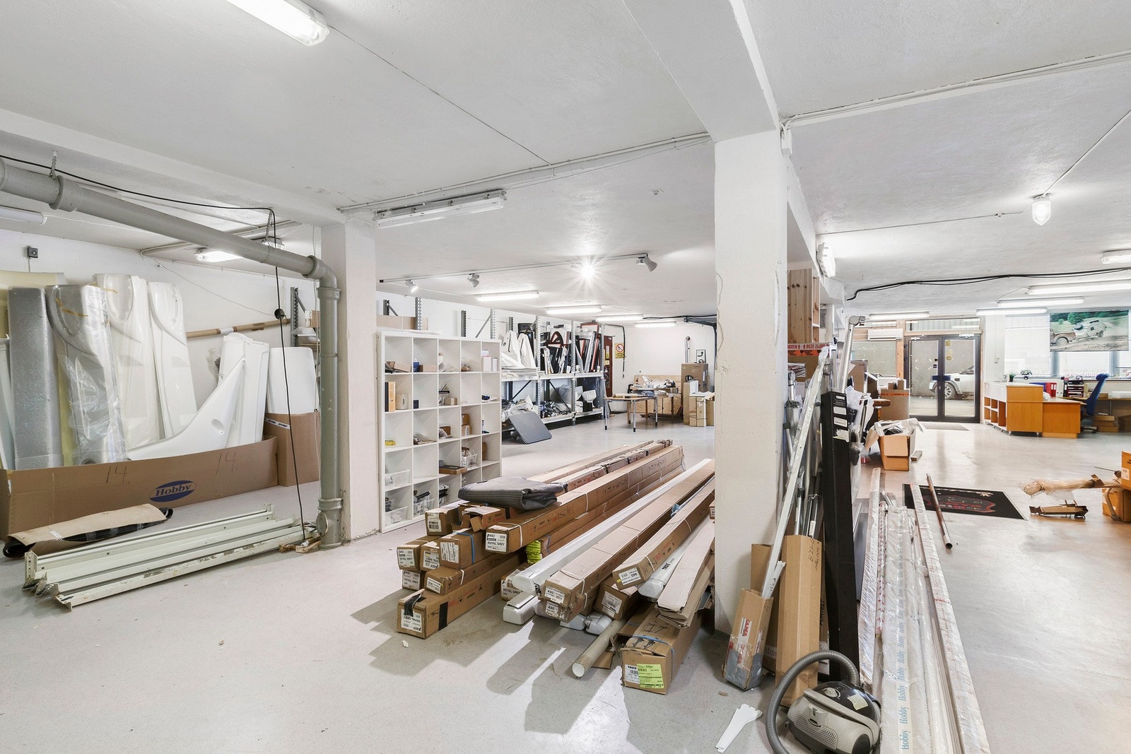 Lagerområde i 1. etasje på totalt Galleribilde