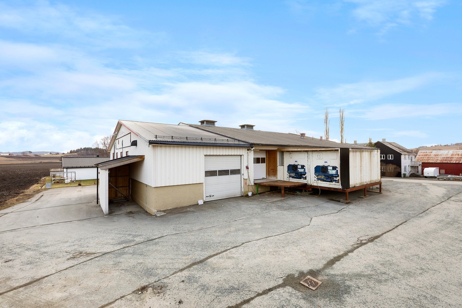 Man har enkel tilkomst rundt hele eiendommen, noe som er praktisk for varelevering Galleribilde