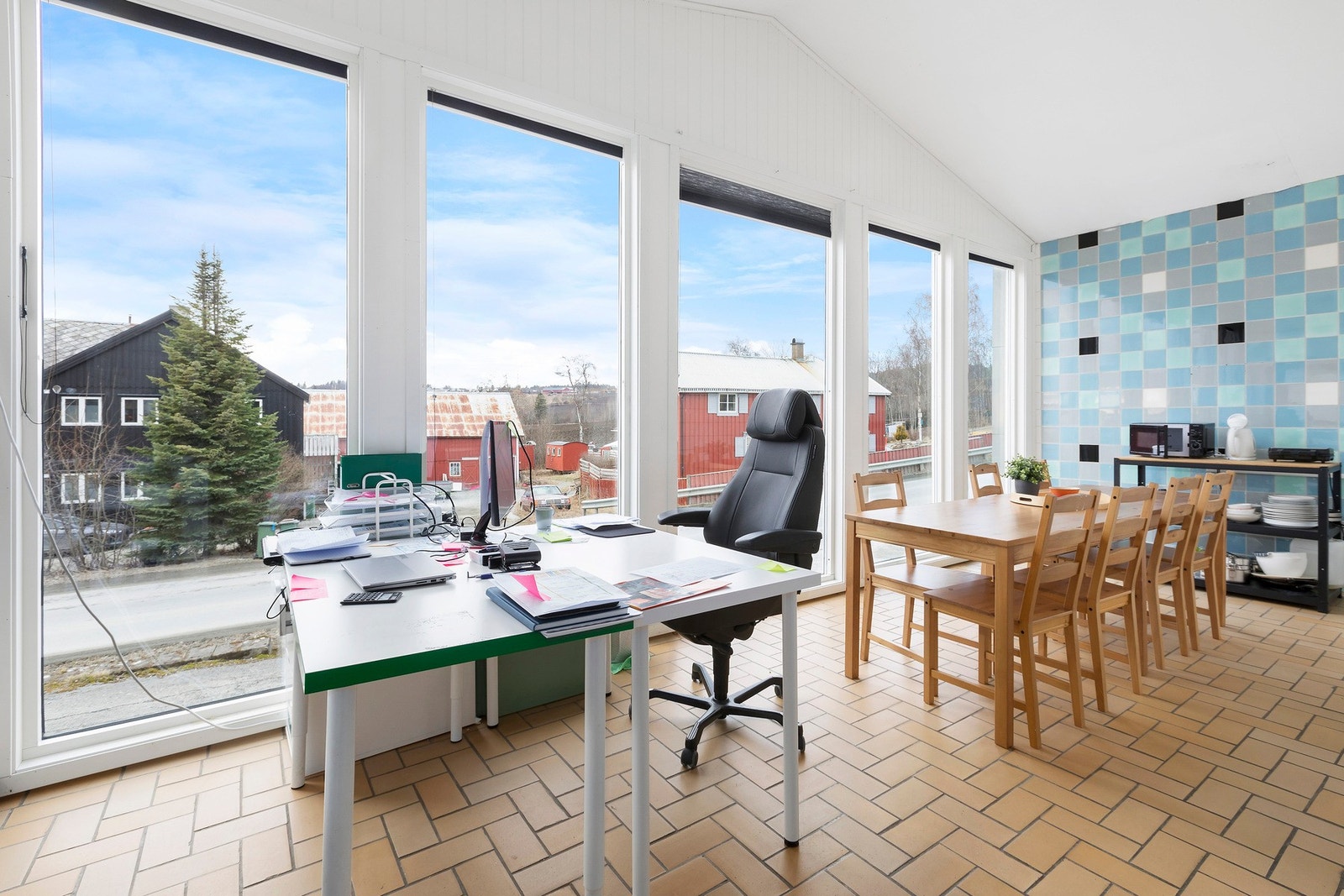 Store vindusflater gjør dette til et flott kontorlokale. Galleribilde