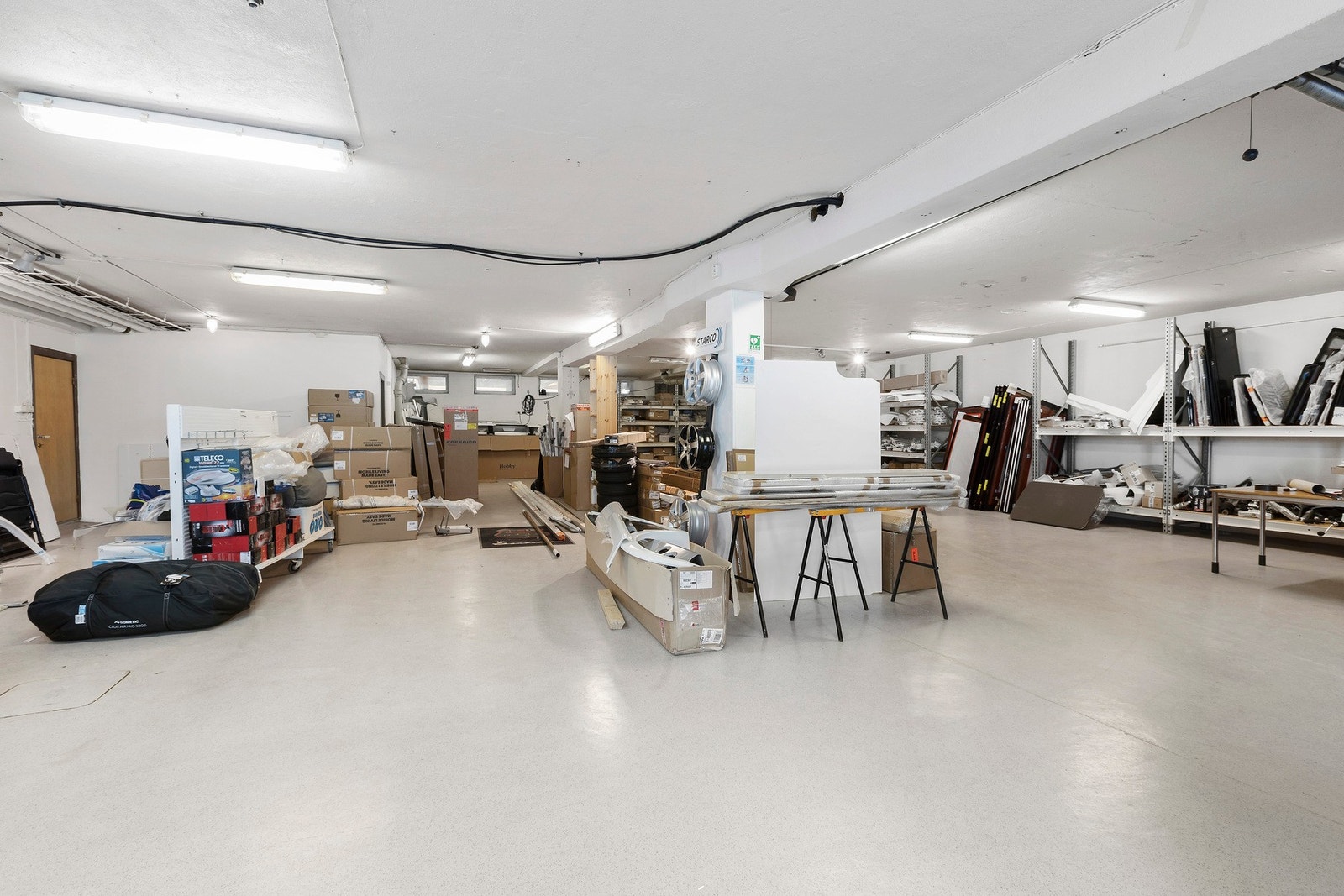 Her har man 223 kvm som kan brukes til lager, produksjon eller butikk Galleribilde