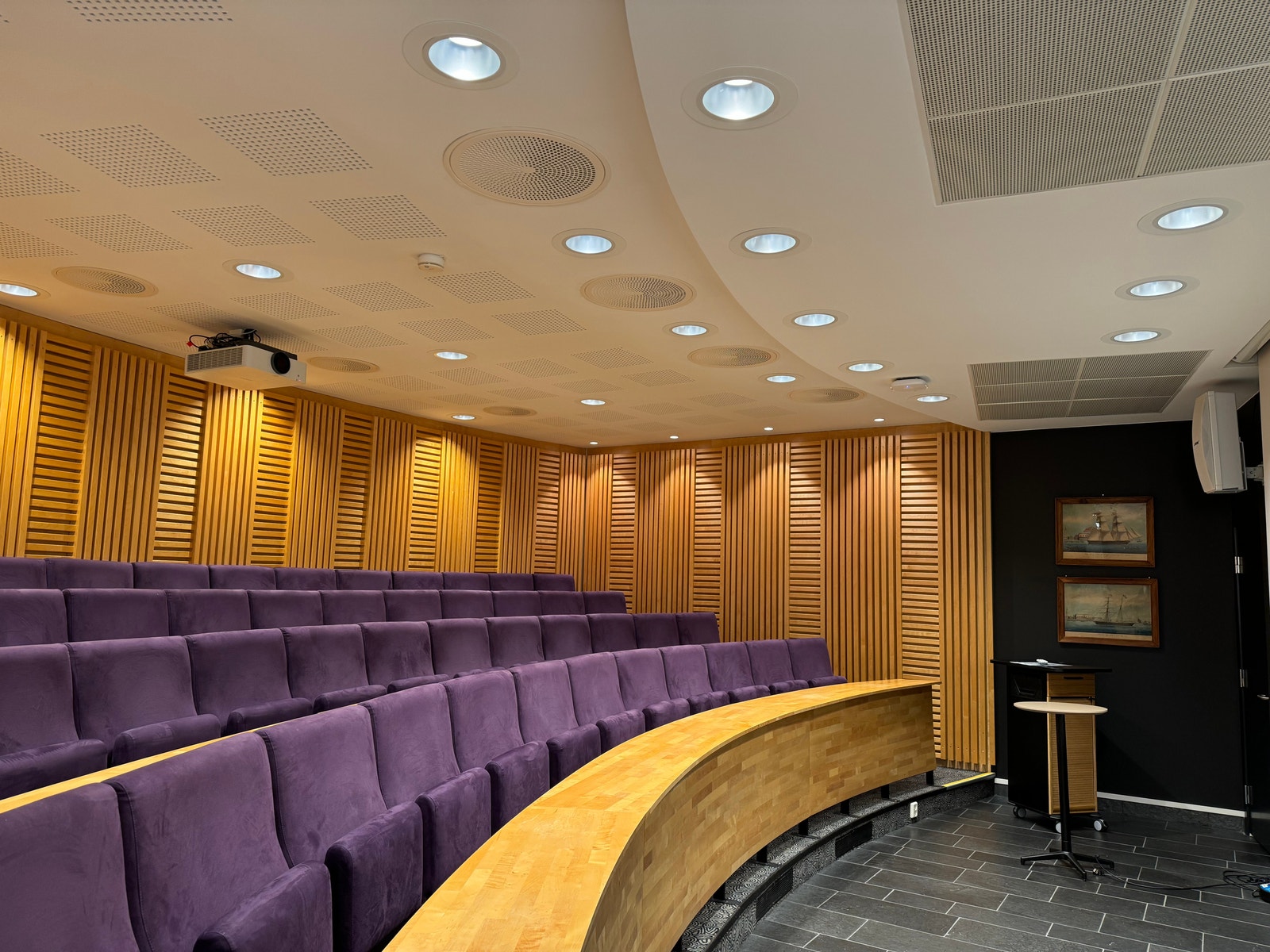 Flott auditorium i nabobygget - Skipsbyggerhallen. Galleribilde