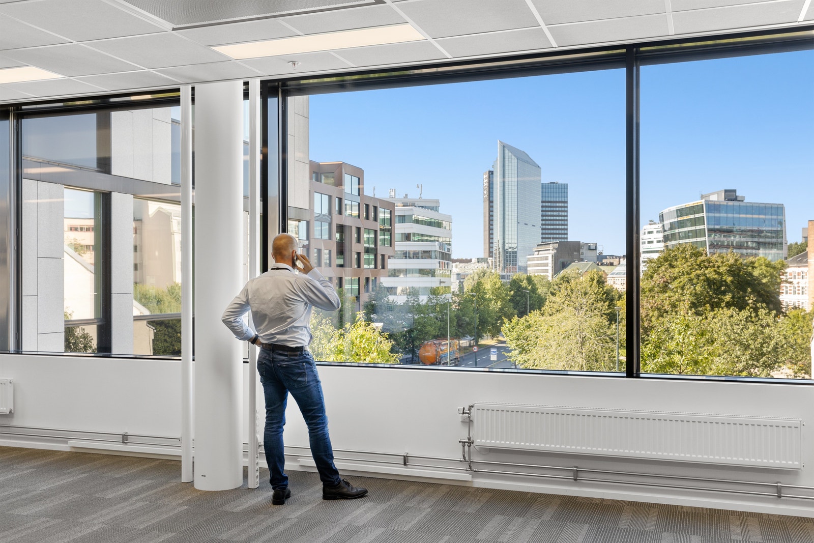 God takhøyde og flott utsikt fra de ledige kontorlokalene i 3. etasje Galleribilde