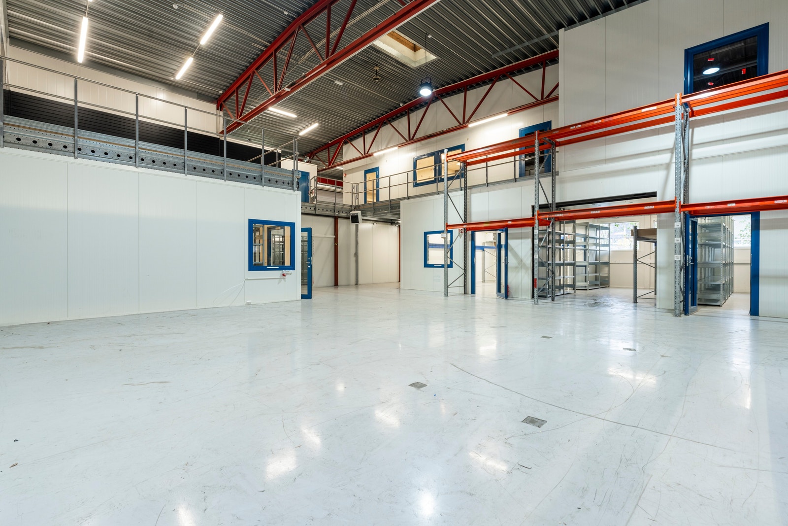 Utsikt fra lageret opp til kantine/møterom på mesanin. Galleribilde