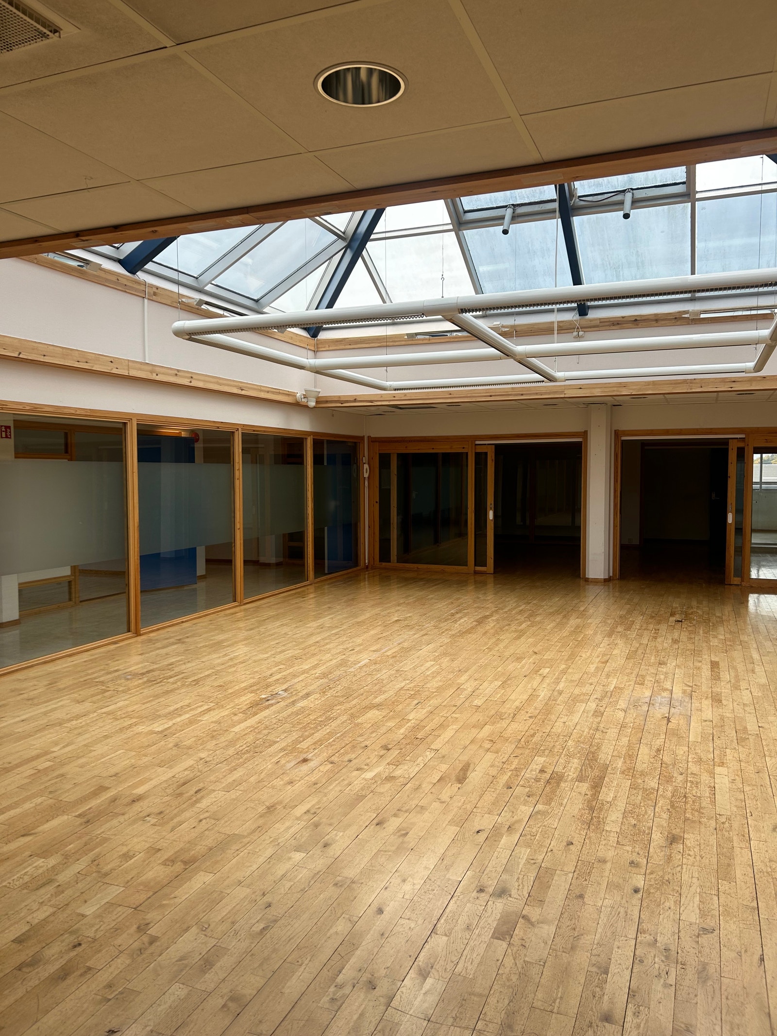 Stort fellesareal midt i lokalet Galleribilde