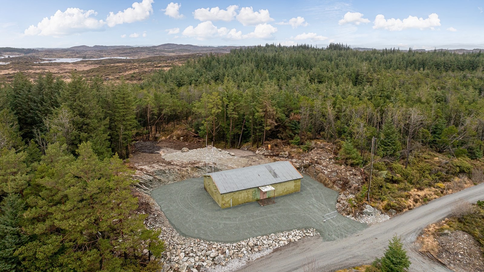 Burmavegen 540 er et solid lagerbygg i betong (tidligere ammunisjonslager) på 93 kvm Galleribilde