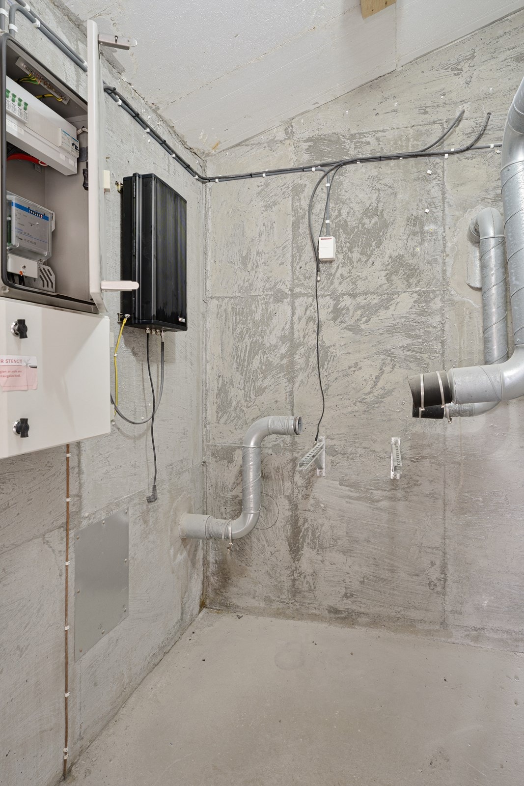 "Teknisk rom" med opplegg til ventilasjon og eksos ut ved evt bruk at aggregat Galleribilde